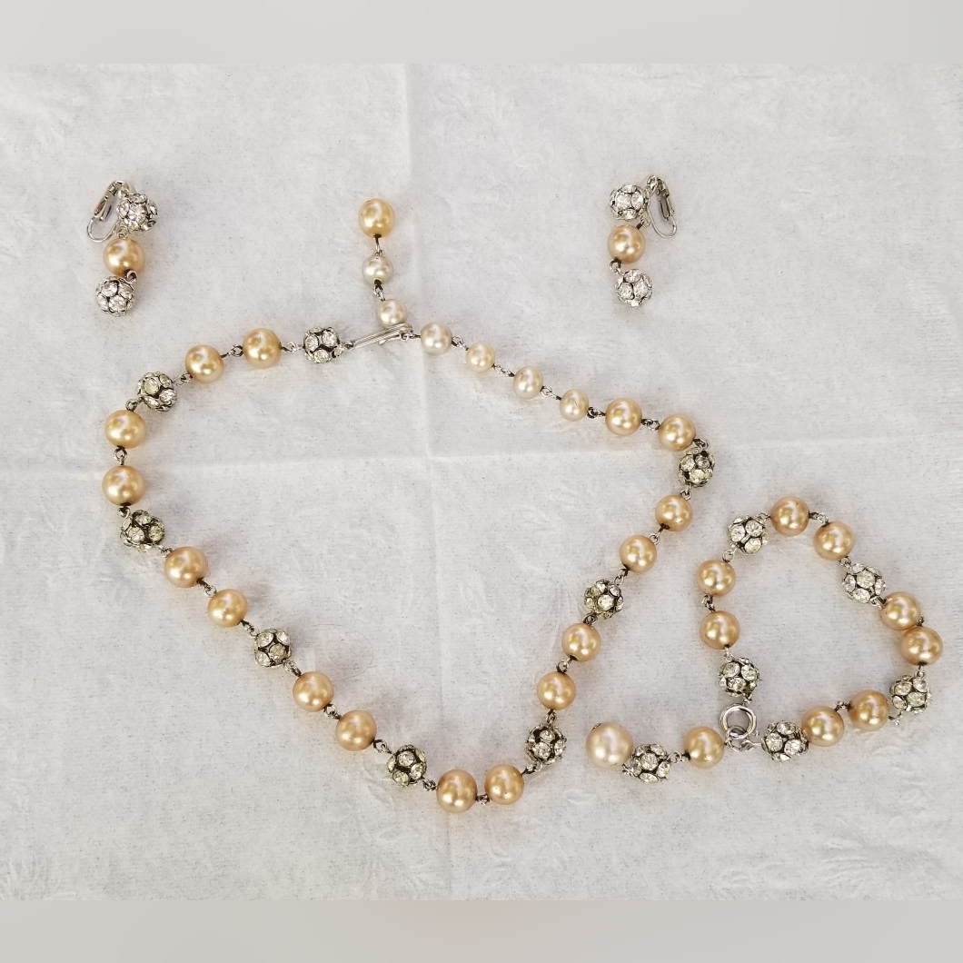 Elegant Gold And Silver Pearl Necklace Set